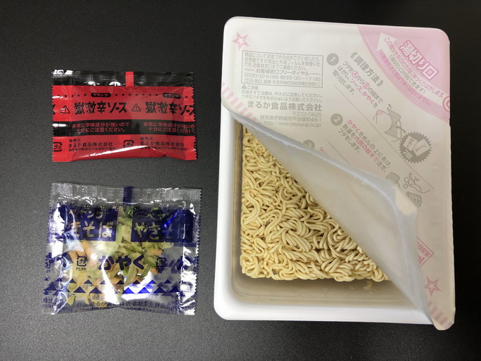 ペヤング獄激辛 VS ヘクブルダック炒め麺