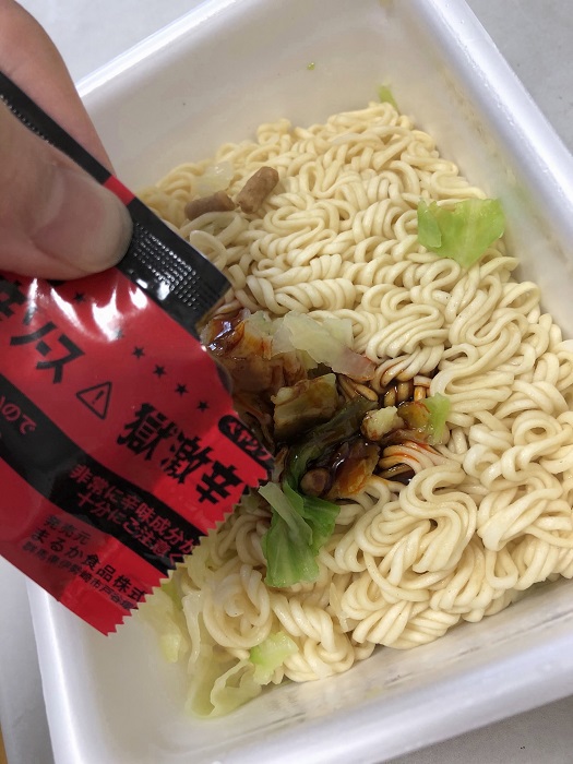 ペヤング獄激辛 VS ヘクブルダック炒め麺