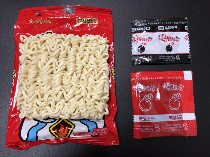 ペヤング獄激辛 VS ヘクブルダック炒め麺