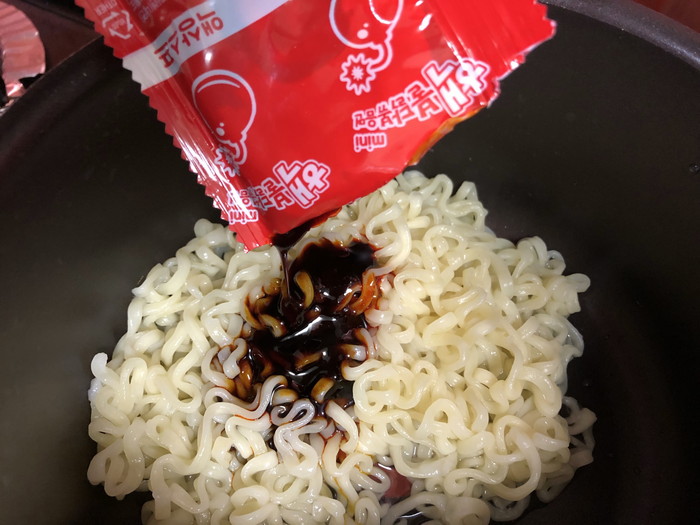 ペヤング獄激辛 VS ヘクブルダック炒め麺
